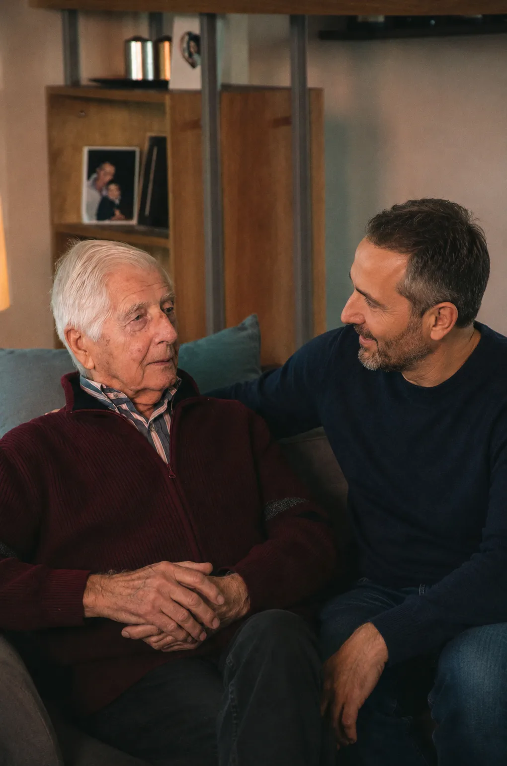 Senior z opiekunem na kanapie - rozmowa i wsparcie po udarze