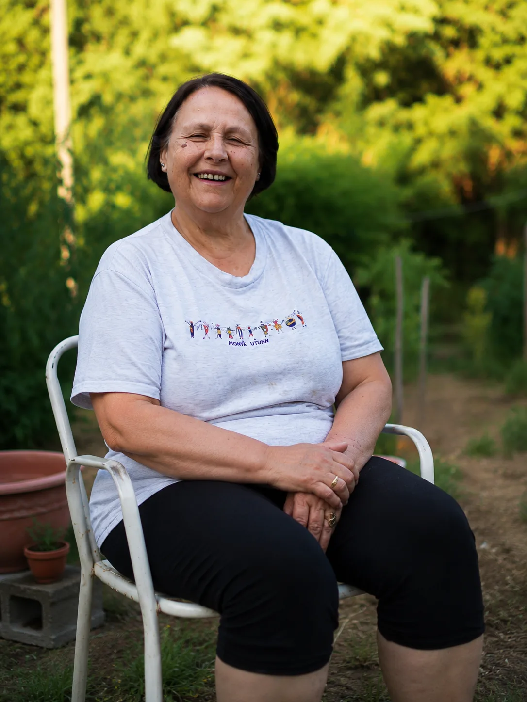 Seniorka w ogrodzie - powrót do aktywności po zawale